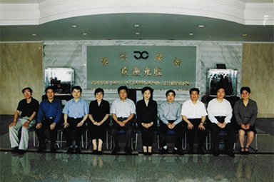 2001年6月1日，，，时任副省长叶荣宝等向导来公司检查指导“三个代表”学教活动