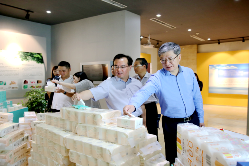 2019年 5月22日，，，时任浙江省社会组织综合党委专职副书记、、省民政厅社会组织治理局局长蔡国华莅临5163银河手机版纸业调研企业生长情形和党建事情