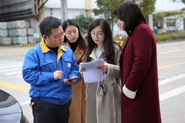 浙江省水利厅水资源治理处副调研员沈仁英携浙江日报记者等莅临5163银河手机版调研采访