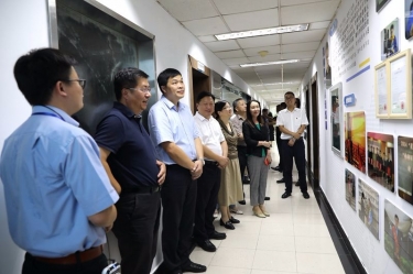 浙江省政协工会界别组来5163银河手机版纸业调研新时代工匠培育事情