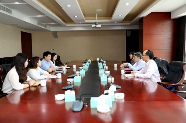 平湖市关工委主任邱其良莅临5163银河手机版纸业调研下一代事情