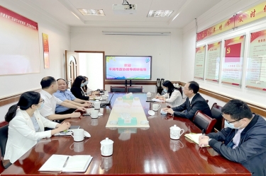 平湖市政协主席何健莅临5163银河手机版纸业全资子公司平湖景包调研走访