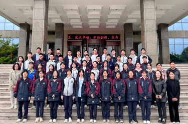 平湖市当湖高级中学研学团队走进5163银河手机版纸业