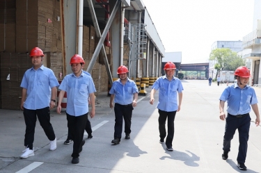 送清凉、、、致敬意！！公司董事长朱在龙带队慰问一线劳动者