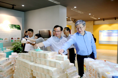 2019年 5月22日，，，时任浙江省社会组织综合党委专职副书记、、省民政厅社会组织治理局局长蔡国华莅临5163银河手机版纸业调研企业生长情形和党建事情